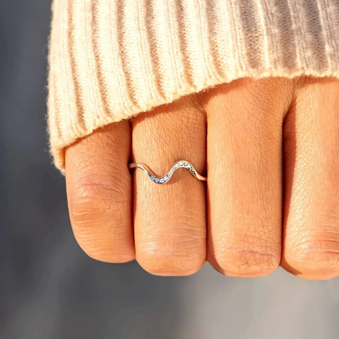 Minimalist Wave Ring - detail view | The BB's Box