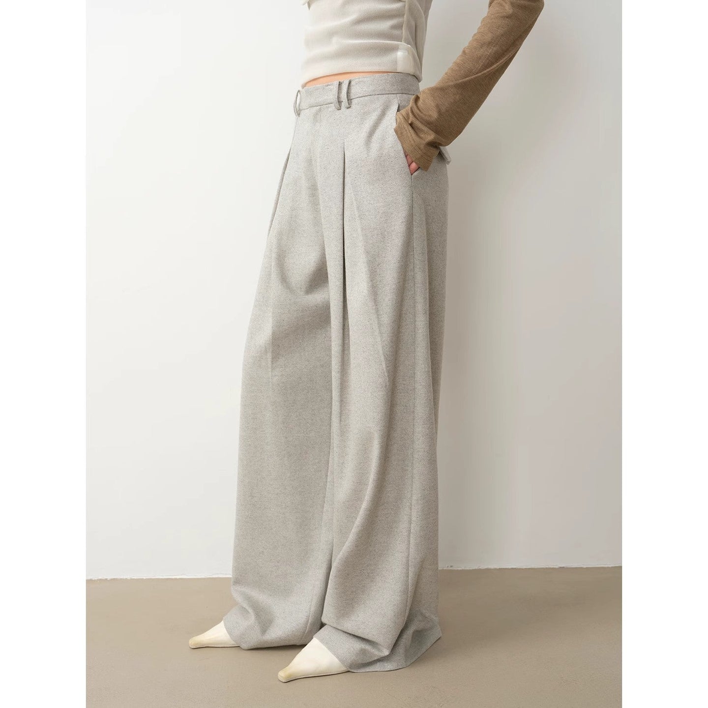 Calça reta drapeada de pernas largas e pregas duplas em mistura de lã, estilo casual e descontraído.
