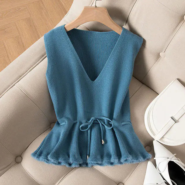 Colete feminino elegante, sem mangas e de tricô simples.