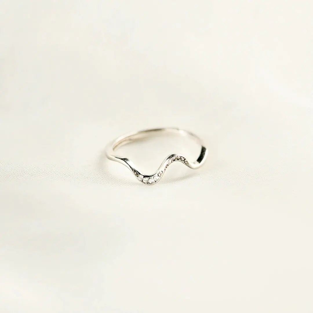 Minimalist Wave Ring - side view | The BB's Box