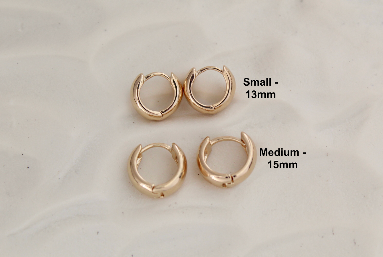Brincos de argola pequenos, simples e minimalistas.