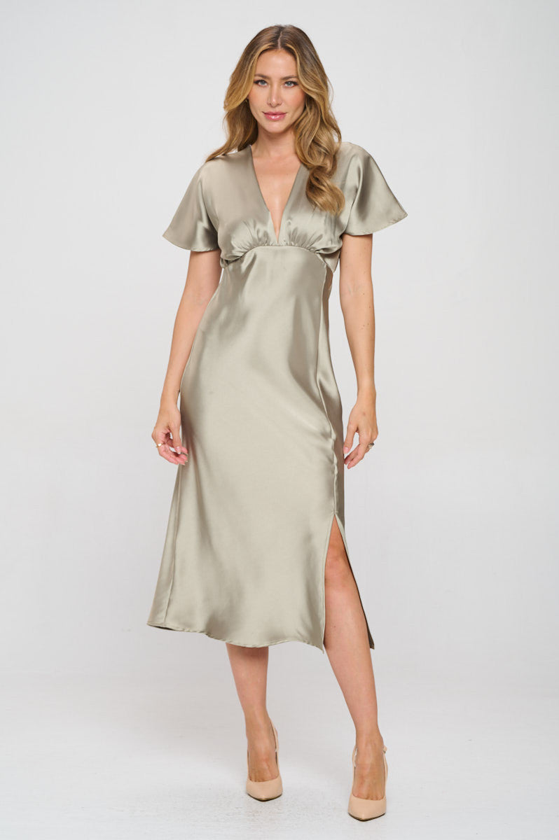 Vestido midi de cetim liso com decote em V e fenda.