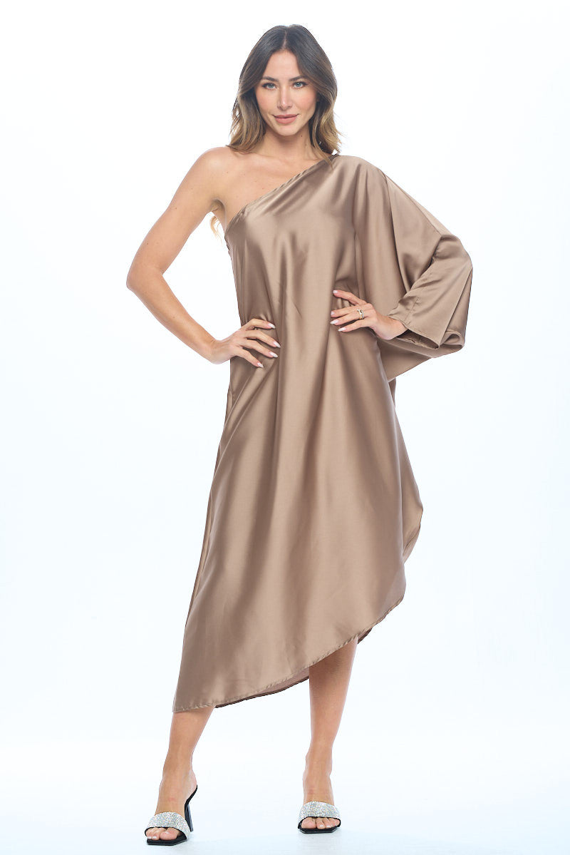 Vestido assimétrico oversized de cetim com um ombro só