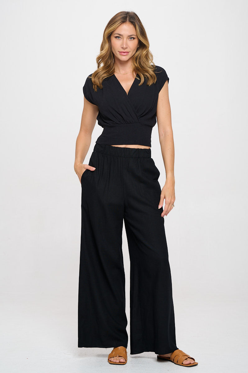 Top cropped de linho liso com decote em V e detalhe franzido nas costas.