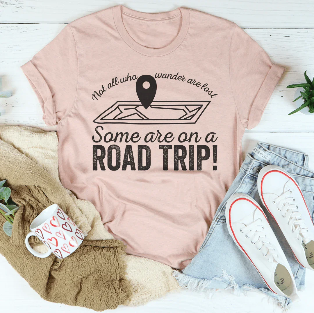 Nem todos os que vagueiam estão perdidos, alguns estão em uma viagem de carro. Camiseta "Nem todos os que vagueiam estão perdidos, alguns estão em uma viagem de carro".